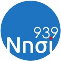 Νησί 93.9 logo